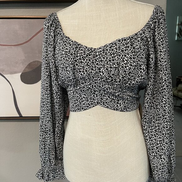 Altar'd State Black and White Women's Floral Crop Top Tie Back Size Medium NWT - Picture 1 of 6
